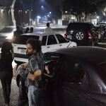 Conductores esperan fuera de sus vehículos a repostar gasolina en Caracas/AP