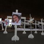 AME2088. SAO PAULO (BRASIL), 12/04/2020.- Cruces blancas con fotografías de personal médico fallecido por la crisis de la COVID-19 son instaladas frente al museo Masp, en la Avenida Paulista, como forma de protesta por la falta de equipos de protección para los profesionales de la salud durante la pandemia este domingo, en Sao Paulo (Brasil). El coronavirus en Brasil ya ha causado 1.124 muertes y la cifra de contagios ha llegado a 20.727, informó este sábado el Ministerio de Salud, que volvió advertir de que el país todavía está lejos del llamado pico de la pandemia. EFE/ Fernando Bizerra
