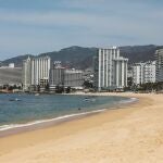 MEX9434. ACAPULCO (MÉXICO),12/04/2020.- Vista general de una playa desolada debido a la pandemia de la COVID-19 este domingo en el balneario de Acapulco, en el estado de Guerrero (México). Las autoridades sanitarias de México informaron ayer sábado que el país registró 273 fallecidos por COVID-19, 40 decesos más que el día anterior, y 4.219 enfermos confirmados, un aumento de 375 casos en las últimas 24 horas. EFE/ David Guzmán