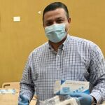 El presidente de la Diputación de Ávila, Carlos García, con las mascarillas que ha recibido de los empresarios chinos