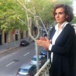 Dolors Montserrat, portavoz del PP en la Eurocámara, en su balcón, durante el aplauso a los sanitarios que luchan contra la pandemia