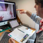 Un alumno de secundaria asiste a su clase online desde casa en Ávila