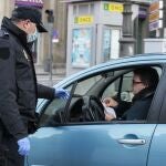 Miembros de Policía Nacional, realizan un control en el centro de León