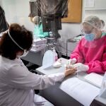Test rápido a una mujer para ver si es portador del coronavirus