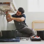 Imagen de archivo de un fontanero