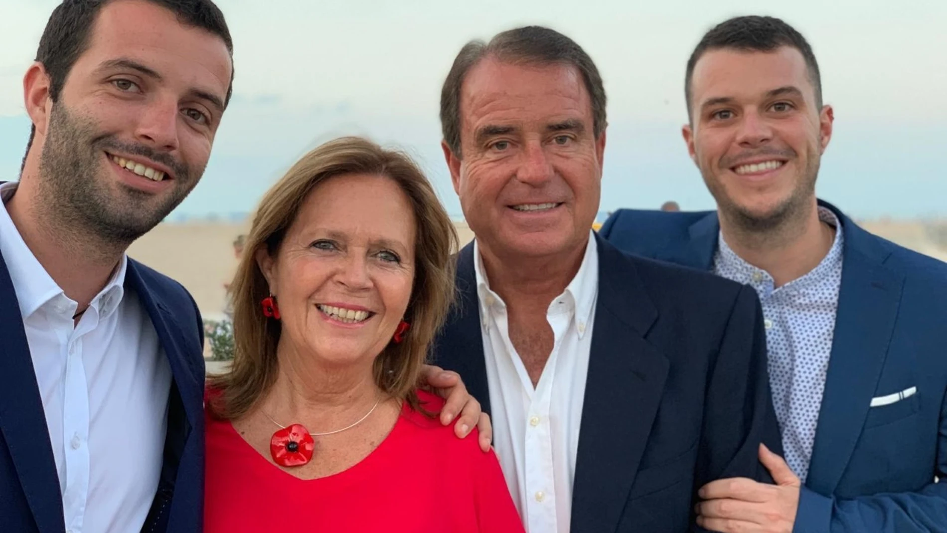 Vicente Sánchez, con su mujer Enriqueta y sus hijos (foto facilitada por la familia)