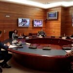 El presidente del Gobierno, Pedro Sánchez (i), conversa con los ministros de Hacienda, María Jesús Montero (2-L); Transportes, José Luis Ábalos (3-L); Defensa, Margarita Robles (d, delante), y Sanidad, Salvador Illa