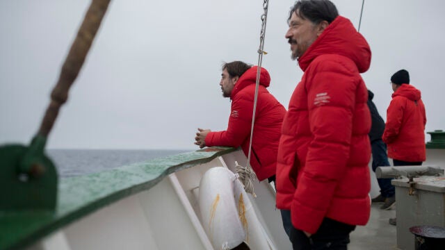 Javier y Carlos Bardem a bordo del barco ecológico de Greenpeace