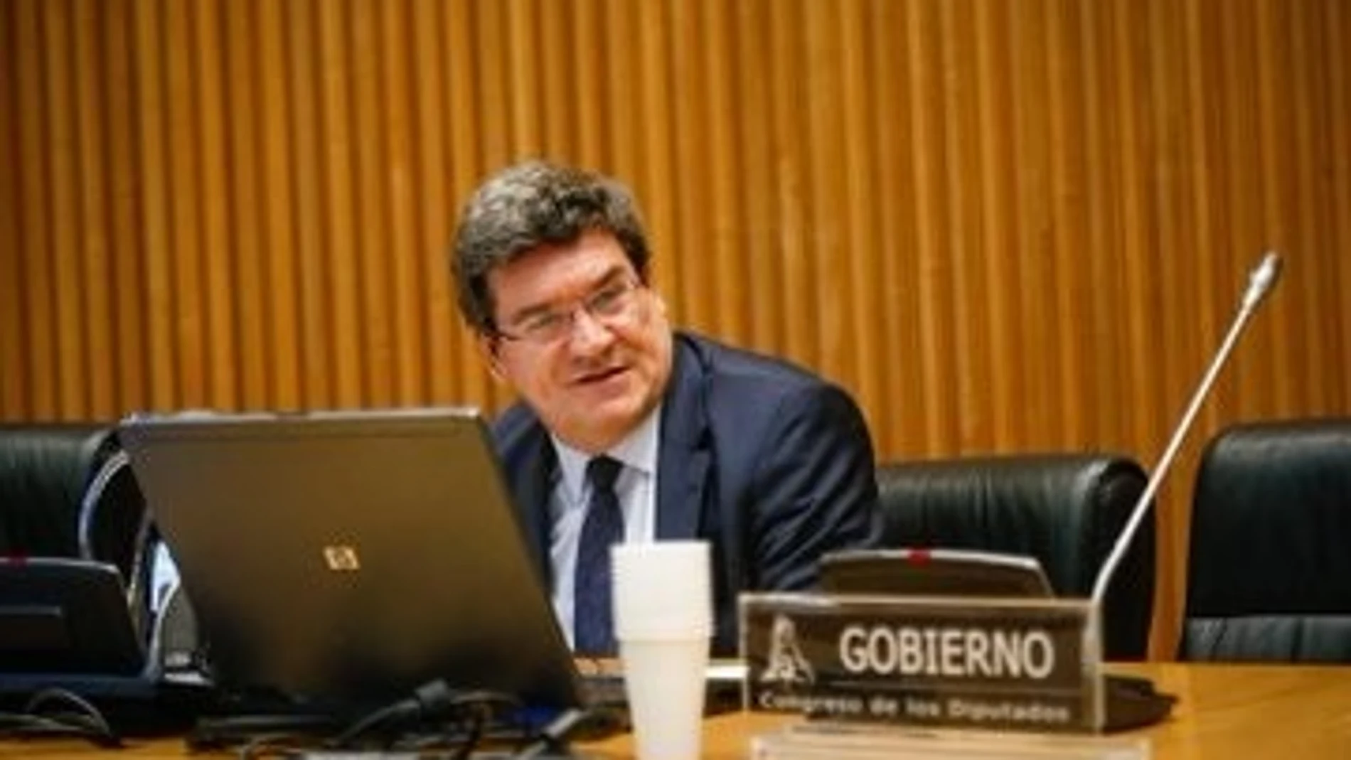 Escrivá avnaza que la ingreso mínimo vital se pondrá en marcha en "semanas" y valorará hogares y no individuos