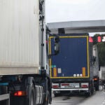 Varios camiones esperan para pasar por un peaje