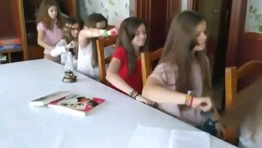 Algunas de las chicas de las casa graban una parodia de Rapunzel.