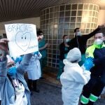 Personal sanitario del Hospital Clínico de Valencia, agradecen el apoyo ciudadano a las puertas del centro