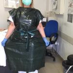 Sanitaria de un hospital valenciano, con bolsas de basura a modo de bata durante la primera ola
