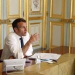 Emmanuel Macron en una videoconferencia en El Elíseo
