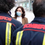 La presidenta de la Comunidad de Madrid, Isabel Díaz Ayuso, durante la visita que ha realizado al Hospital de Campaña de Ifema para hablar con personal sanitario que se enfrenta al Covid-19. En Madrid, (España), a 16 de abril de 2020.16 ABRIL 2020;ISABEL DIAZ AYUSO;CASADO;IFEMA;PACIENTES;COVID-19Comunidad de Madrid16/04/2020