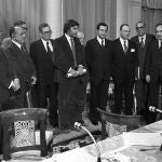 Fotografía de archivo, tomada el 25/10/1977, durante la firma de los Pactos de la Moncloa en la que aparecen los representantes de los grupos parlamentarios, (de izda. a dcha.) Enrique Tierno Galván (PSP), Santiago Carrillo (PCE), José María Triginer (Federación catalana PSOE), Joan Raventos (PSC), Felipe González (PSOE), Juan Ajuriaguerra (PNV), Adolfo Suárez (UCD), Manuel Fraga Iribarne (AP), Leopoldo Calvo Sotelo (UCD) y Miguel Roca (Minoría Catalana).