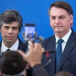 El presidente de Brasil, Jair Bolsonaro, y el nuevo Ministro de Salud, Nelson Teich (i), posan durante la posesión de Teich este viernes, en el Palacio do Planalto, en Brasilia