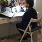 Un niño sigue las clases a distancia en su casa