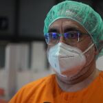 El diputado del PP Eduardo Raboso ha realizado la primera intervención quirúrgica en Ifema