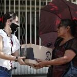 MEX9819. GUADALAJARA (MÉXICO) 16/04/2020.- Personal de la marca el Chapo 701, entrega este jueves despensas a personas de la tercera edad en situación vulnerable en apoyo ante la contingencia sanitaria del covid-19 en la ciudad de Guadalajara, estado de Jalisco. Alejandrina Guzmán, hija de Joaquín "El Chapo" Guzmán, regaló en los últimos días despensas con el nombre e imagen del narcotraficante a adultos mayores que están aislados en sus casas para evitar contagios del coronavirus SARS-CoV-2 (causante de la enfermedad del COVID-19), en la ciudad mexicana de Guadalajara. EFE/Francisco Guasco