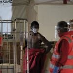 El buque de Salvamento Marítimo Guardamar Talía ha desembarcado esta medianoche en el puerto de Arguineguín (Gran Canaria) a 29 inmigrantes subsaharianos.
