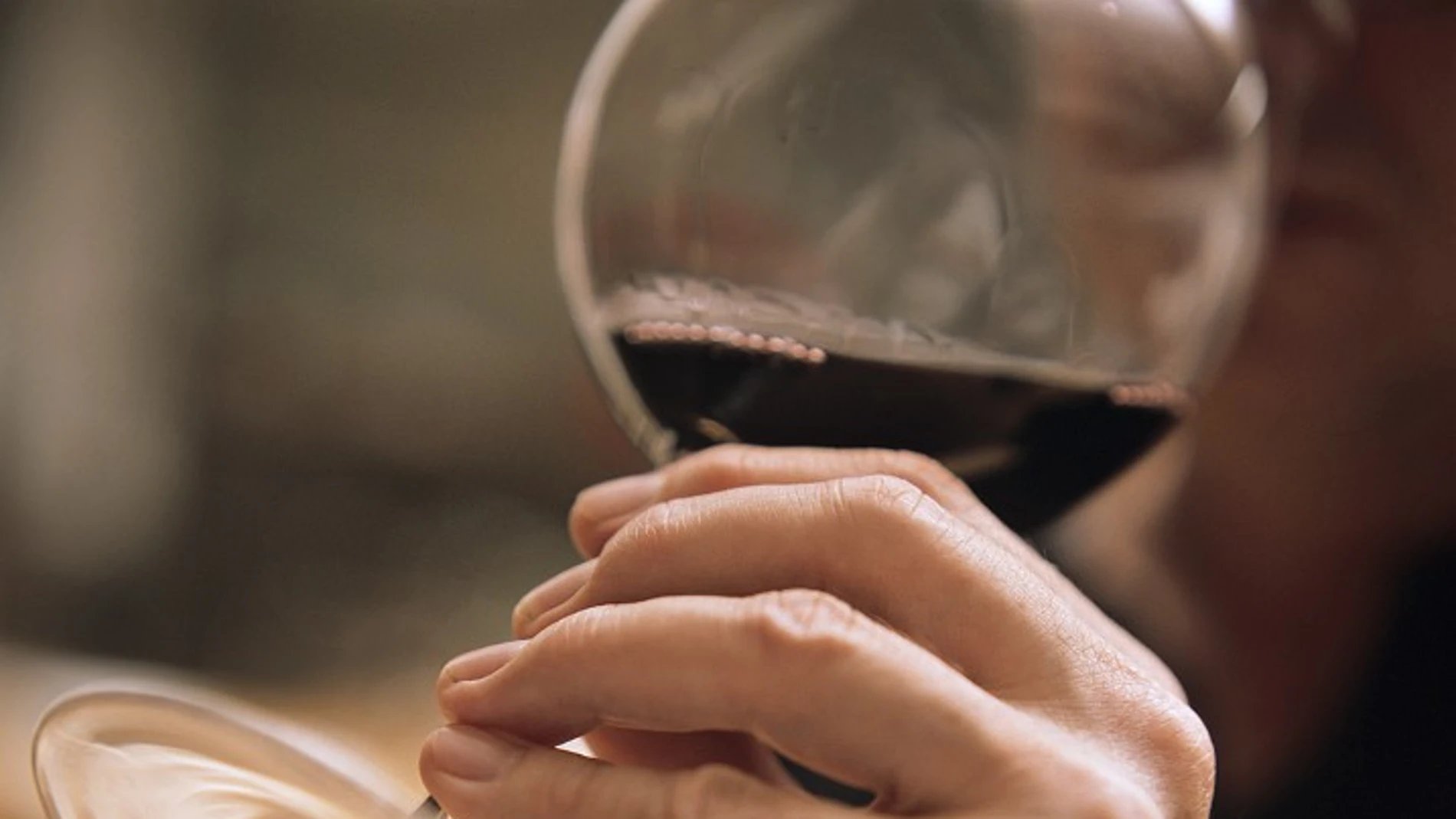 Científicos del King’s College de Londres investigaron el efecto de la cerveza, el vino tinto, el vino blanco y una bebida alcohólica de alta graduación sobre la salud del microbioma intestinal