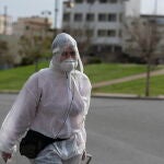Una mujer marroquí en Rabat con ropa protectora