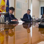 El ministro de Sanidad, Salvador Illa; el presidente del Gobierno, Pedro Sánchez; y la directora adjunta del Centro de Coordinación de Alertas y Emergencias Sanitarias (CCAES), María José Sierra.