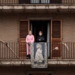 Dos personas en el balcón de su casa durante la declaración de luto oficial del pasado domingo 19 de abril