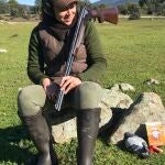 Marta López durante una jornada de caza menor.
