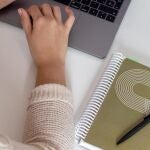 Una estudiante universitaria utiliza un ordenador