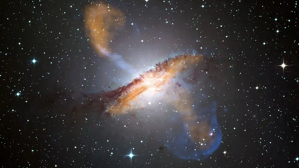 Dos chorros de materia surgen del centro de la galaxia Centauro A, donde reside su agujero negro súpermasivo.