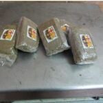 Paquetes de droga incautados con el escudo del Barça