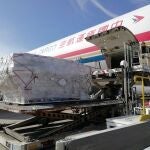 En el 17 de marzo, el primer paquete de donaciones de China a España, constituido por 500.000 mascarillas, llegó al aeropuerto de Zaragoza. La ayuda, proporcionada por la Fundación Jack Ma y la Fundación Alibaba, fue recibida por el Ministerio de Sanidad de España. De acuerdo con las dos fundaciones, la ayuda tiene por objetivo ayudar al gobierno español a combatir el COVID-19.