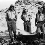 Un grupo de mandos de la Legión alrededor de un guiso de camello en el desierto