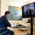 El presidente del Gobierno, Pedro Sánchez, durante una videoconferencia con el presidente del Partido Popular, Pablo Casado, en una ronda de partidos en torno a los Pactos de la Moncloa