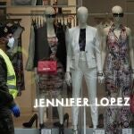 Un soldado pasa ayer por delante del escaparate de un comercio en una calle de Córdoba