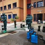 Efectivos del Ejército de Tierra durante la desinfección de una residencia en CáceresEJÉRCITO DE TIERRA21/04/2020