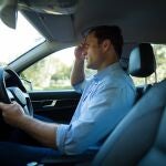 Imagen de un conductor estresado al volante.