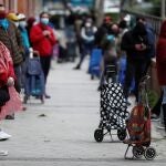 Numerosas personas haciendo cola desde muy temprano ante la sede del Banco del Bebé de la Fundación Madrina durante los primeros meses de la pandemia