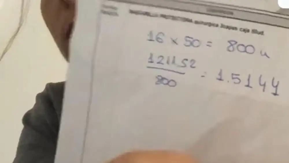 Elisa Miguel, farmacéutica de Magaz de Pisuerga, enseña la factura con lo que le cuestan las mascarillas quirúrgicas. 1.200 euros por 800 unidades