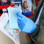 Sanidad y las comunidades autónomas barajan retirar las mascarillas en Semana Santa