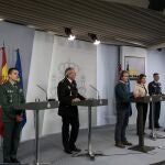(i-d); El jefe del Estado Mayor de la Guardia Civil, general José Manuel Santiago; el Director Adjunto Operativo (DAO) de la Policía Nacional, el comisario principal José Ángel González, el director del Centro de Coordinación de Alertas y Emergencias Sanitarias, Fernando Simón, la secretaria general de Transportes, María José Rallo del Olmo; y el general de Brigada Carlos Pérez; ofrecen una rueda de prensa tras la reunión del comité de seguimiento de la pandemia, este miércoles en Madrid.- EFE/Moncloa/José María Cuadrado Jiménez
