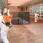 Voluntarios de Sando realizando la desinfección de una residencia