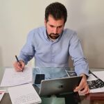 El secretario regional del PSOE, Luis Tudanca, mantiene una reunión telemática con los sindicatos educativos