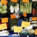 Un puesto de comida en un mercado ambulante