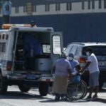 22 April 2020, Peru, Lima: Health workers carry a patient on a wheelchair to an ambulance outside Guillermo Almenara Irigoyen hospital. Photo: -/GDA via ZUMA Wire/dpa22/04/2020 ONLY FOR USE IN SPAIN