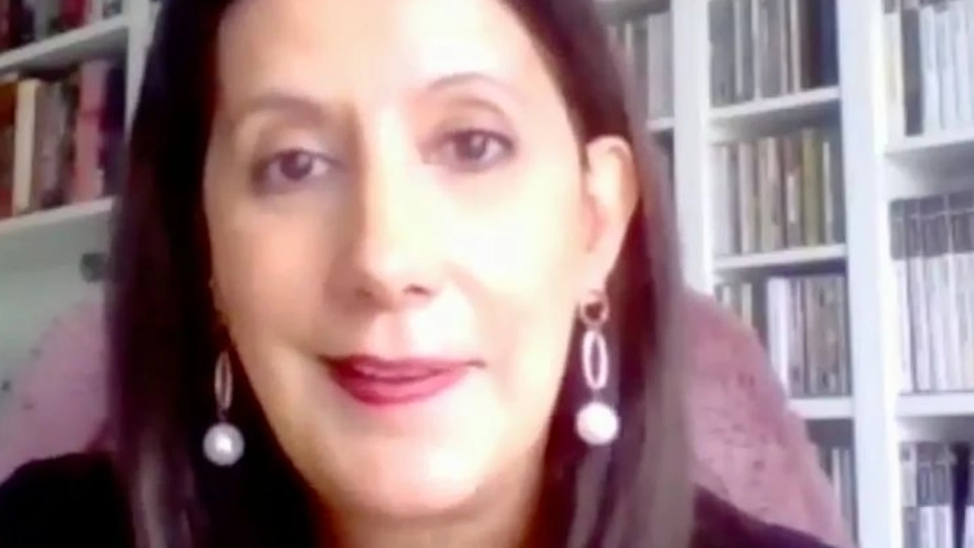 Dolores Redondo durante una "videollamada"