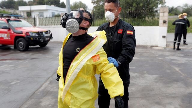 Efectivos de la UME tras desinfectar una residencia de ancianos