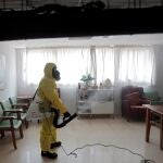 Un miembro de la Unidad Militar de Emergencias realizando labores de desinfección en una residencia durante la crisis del coronavirus